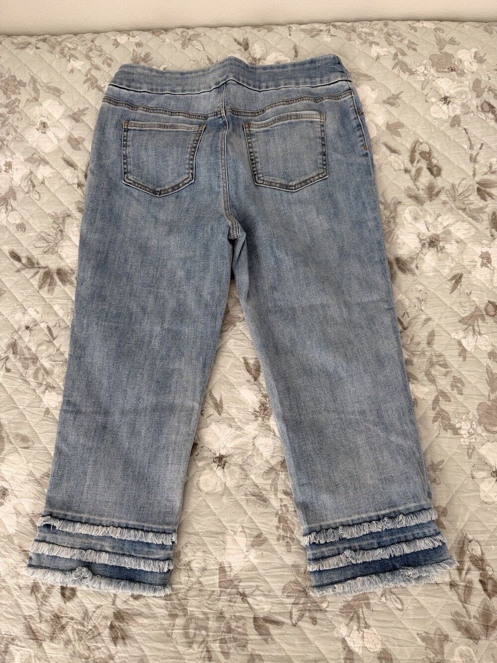 Chico’s Pull On Capri Jeans Womens 1.5 US 10 Frayed Tiered Hem Stretch Denim - Picture 7 of 7
